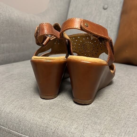 Comfortiva womens cut out leather wedge sandal size 6.5 - Picture 3 of 10